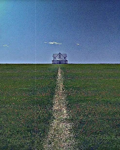 Campo verde infinito con una casa blanca solitaria en el horizonte, bajo un cielo enorme